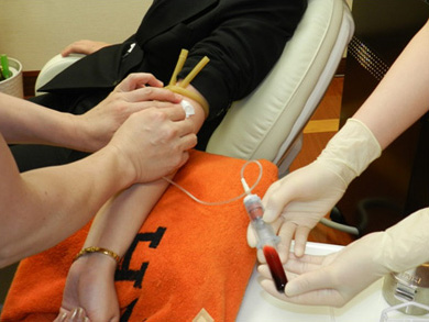 1. CGFをつくるために、注射を使って採血をする　イメージ画像